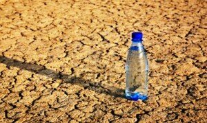 Científicos crean una botella que se llena de agua sola